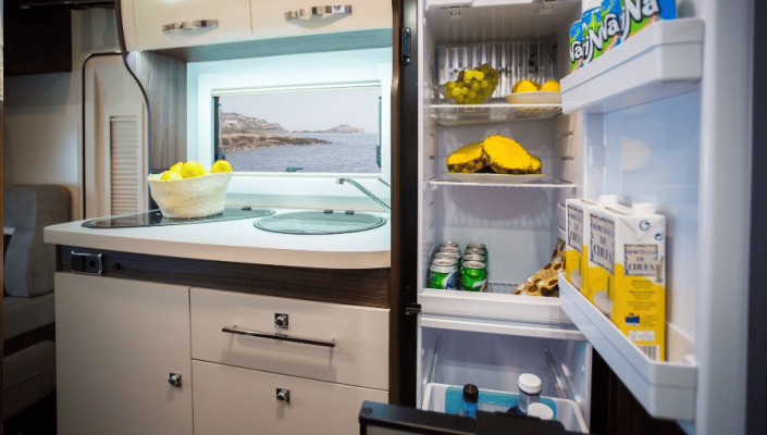 Cocina y nevera autocaravana