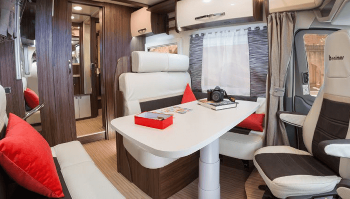 Mesa y sillones autocaravana