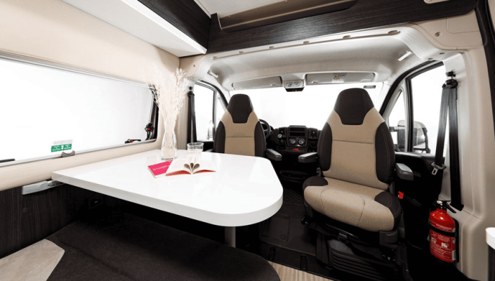 Sillones y mesa camper