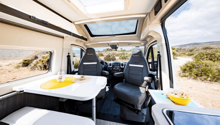 Interior sillones y mesa camper